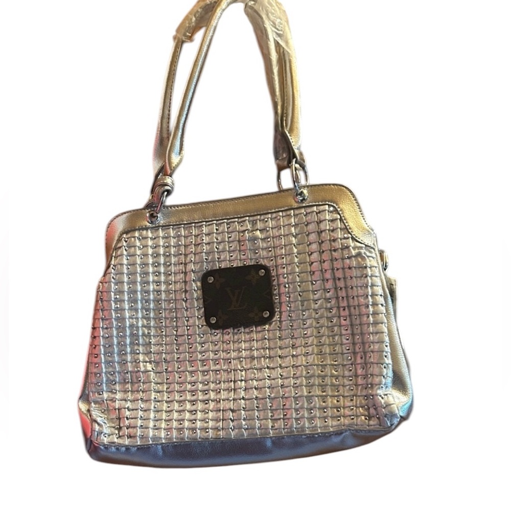 NEW Shiny Silver Purse with Authentic Designer Patch NEW & COA - Picture 3 of 11